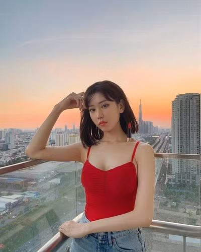 Thần thái sang chảnh, lạnh lùng ngút trời của Min cũng đáng được chú ý.