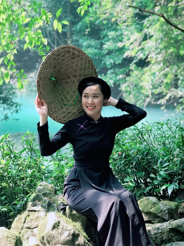 Lớn lên khi gia đình gặp quá nhiều khó khăn về kinh tế, Bích Nguyệt phải tự mày mò học làm bánh Chè Lam bán để có thêm thu nhập giúp đỡ cho mẹ.