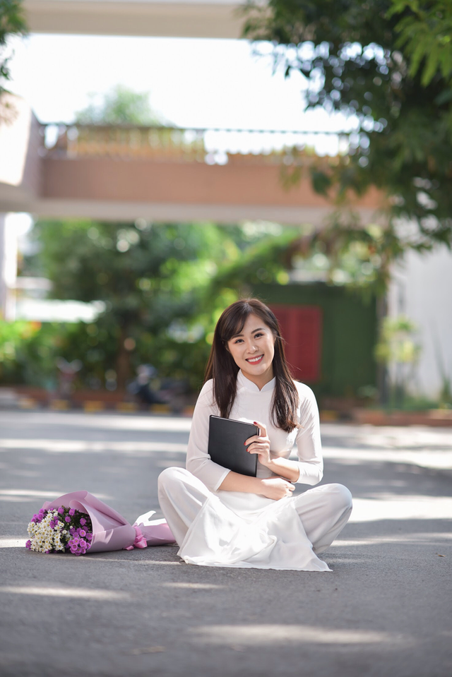 Cuối cùng, Bích Nguyệt khẳng định: "Mình rất yêu bản sắc văn hóa dân tộc mình và luôn tự hào là người con gái Cao Bằng và mong muốn trở về quê hương lập nghiệp thành công như dự định".