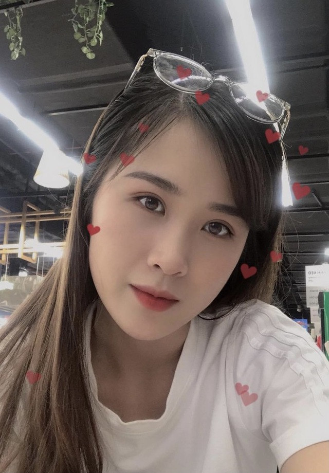 Nhắc về chuyện gia đình, Bích Nguyệt từng chia sẻ với báo Tiền Phong: "Tuy gia đình không được đầy đủ như mọi người nhưng mình luôn cảm thấy mình thật may mắn vì được làm con gái của mẹ. Mẹ rất tuyệt vời, mẹ đã phải vất vả gấp đôi những người mẹ bình thường gánh trên vai trọng trách vừa làm mẹ vừa làm cha để hai chị em không bị thiệt thòi..."