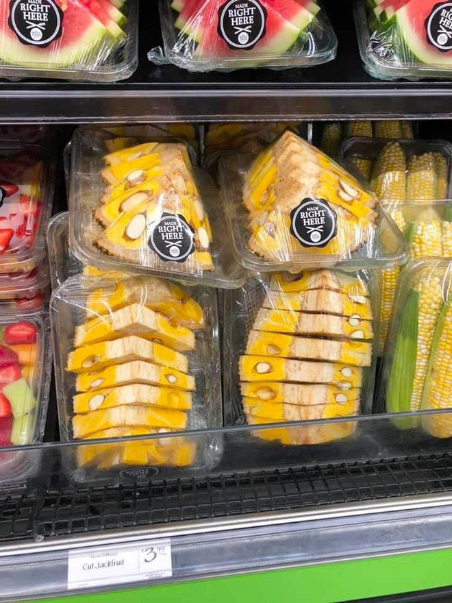 Hay tại Mỹ, trong siêu thị các nhân viên đã bổ mít chẳng khác gì những miếng dưa hấu.