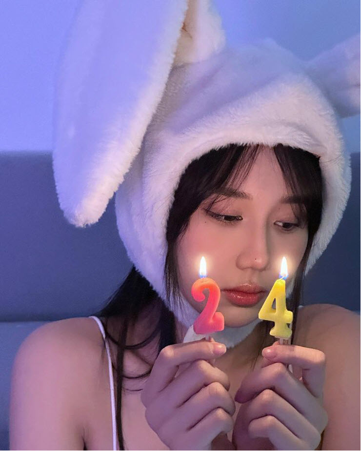 Ở một khoảnh khắc, Mina Young đã khéo léo, kéo chiếc áo thun khoe vòng eo con kiến săn chắc.