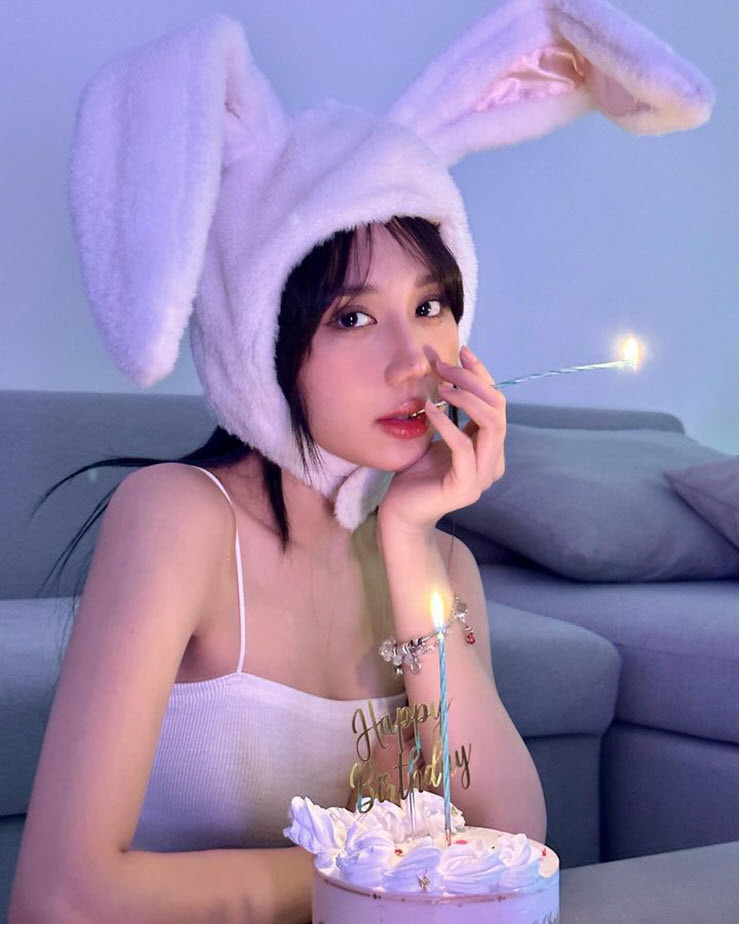 Sau khi đăng tải, loạt ảnh này đón tuổi mới của Mina Young đã nhận được sự quan tâm đặc biệt của đông đảo khán giả với tổng lượt yêu thích là hơn 18 nghìn, bên cạnh đó là hàng trăm lời bình luận chúc mừng sinh nhật nữ streamer đến từ cộng đồng mạng.