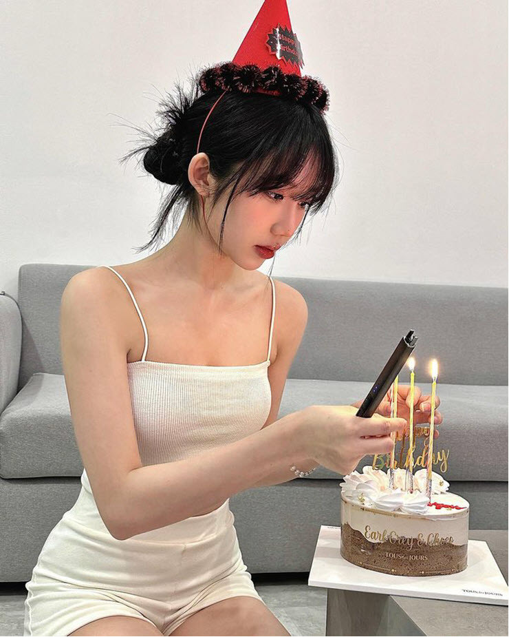 Có thể thấy, với nét xinh đẹp không chỗ chê, Mina Youn đã chiếm được rất nhiều tình cảm của người hâm mộ.