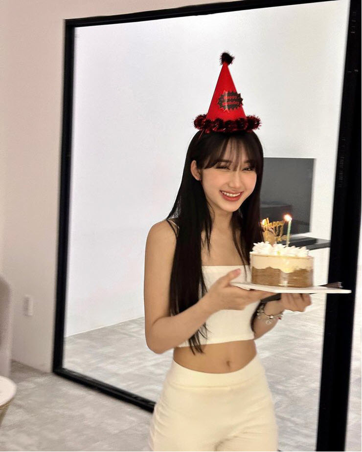 Cách đây chưa lâu, hành động khoe vòng eo của Mina Young ngay lập tức thu hút sự chú ý của netizen.