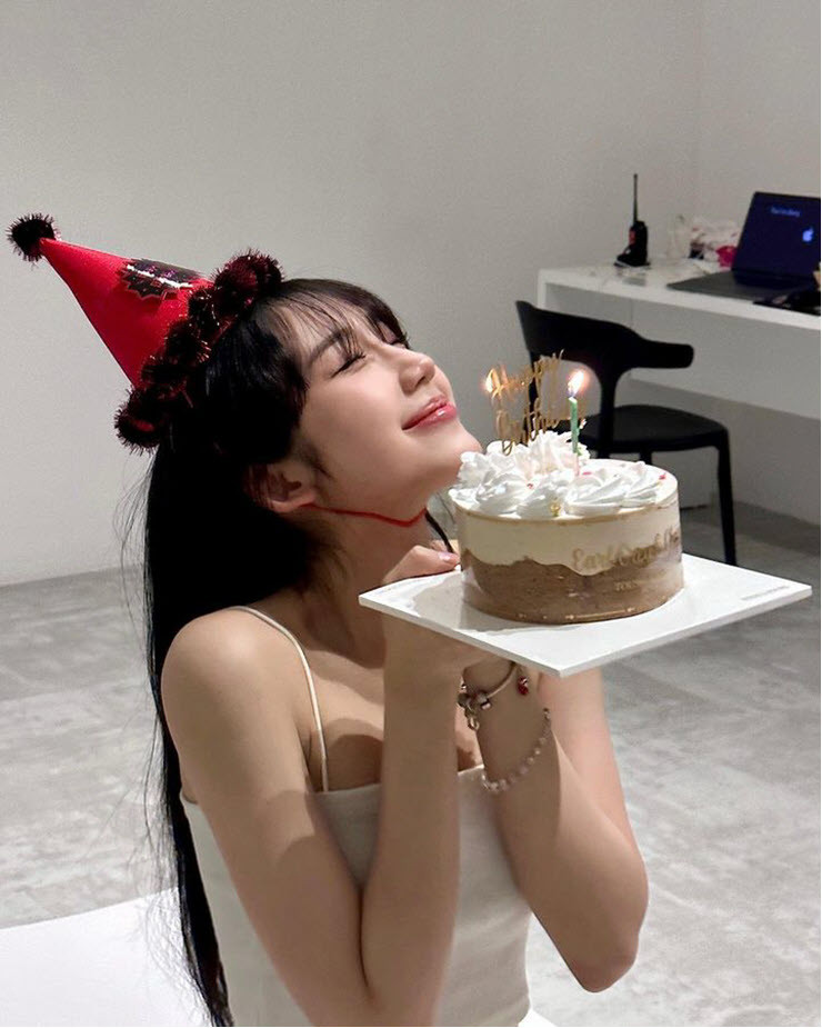 Không chỉ vậy, Mina Young còn tăng thêm độ nóng cho bộ ảnh khi chỉ mặc một chiếc áo crop-top hai dây và chiếc quần ngắn màu trắng, set trang phục này đã giúp cô khoe triệt để bờ vai gầy và đôi xương quai xanh quyến rũ, đặc biệt là vòng eo con kiến vốn đã là “thương hiệu lâu đời” của nữ streamer.