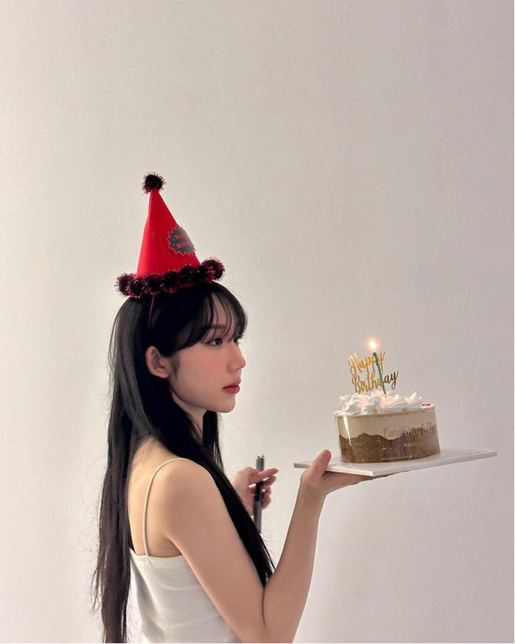 Mới đây, Mina Young bất ngờ chia sẻ loạt hình ảnh đón tuổi 24 đầy sắc màu nhưng không kém phần quyến rũ.