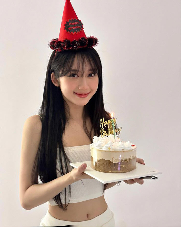 Dù là ở hình ảnh nào đi nữa, nữ streamer luôn được cộng đồng khen ngợi vì sắc vóc đáng mơ ước.