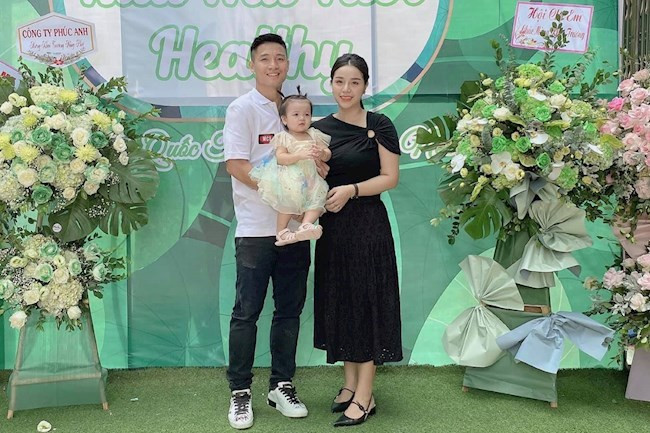 Sau đó, cũng chính Khánh Linh cùng chồng chụp ảnh thân mật như chưa hề có chuyện gì xảy ra trong ngày khai trương cửa hàng mới. Tất cả những động thái này khiến dân tình vô cùng ngán ngẩm.