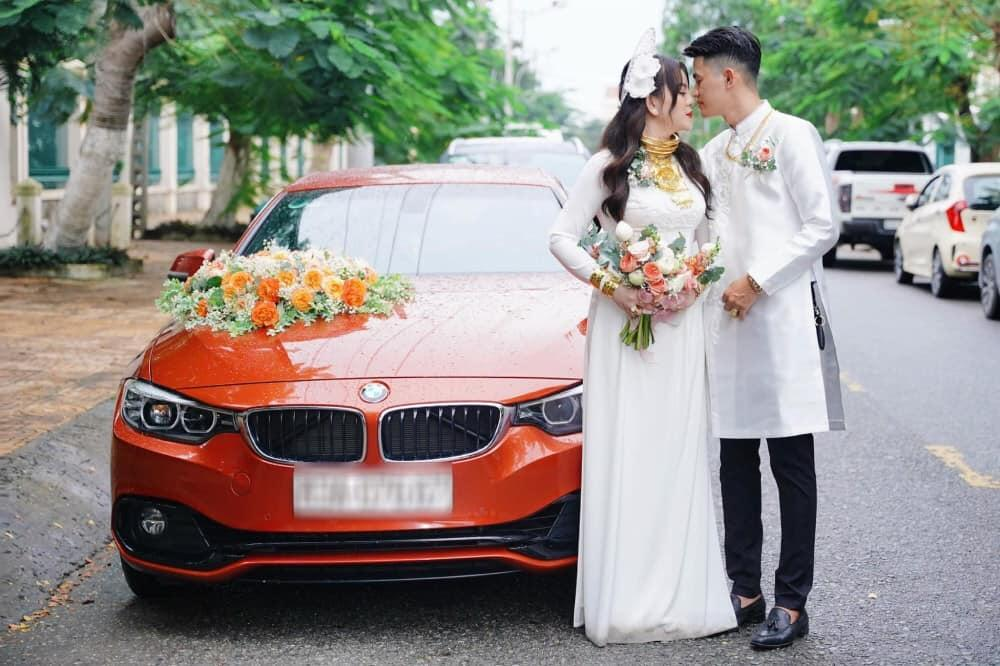 Qua đoạn clip cũng có thể thấy gia cảnh cô dâu không hề tầm thường. Ngay cả rạp cưới cũng được trang trí rất cầu kì. Trên bàn đặt nhiều xấp tiền, hàng loạt món đồ trang sức bằng vàng và 2 chiếc sổ hồng.