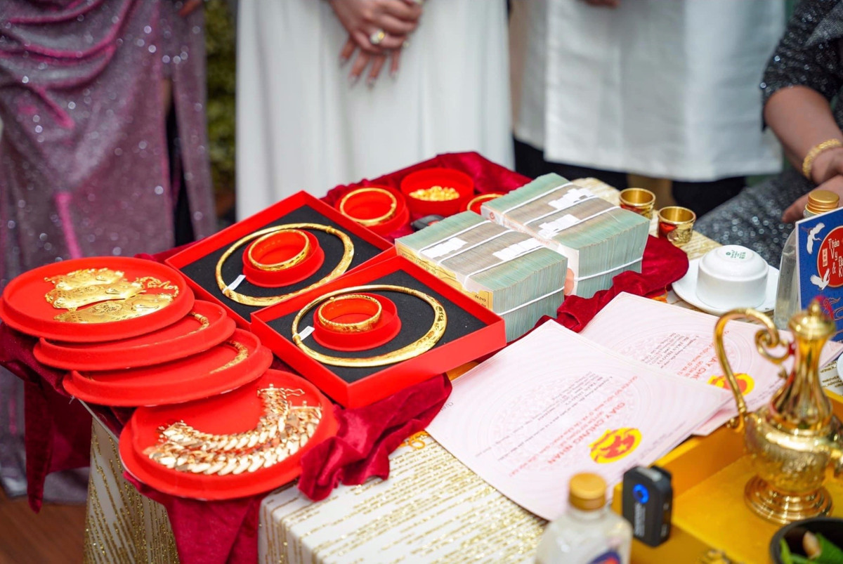 Theo tìm hiểu, đám cưới "ngập mùi tiền" này diễn ra tại miền Tây. Cô dâu là Trần Thảo Vy (25 tuổi, quê Sóc Trăng), còn chú rể là Trần Đăng Khoa (cùng tuổi, quê Kiên Giang).