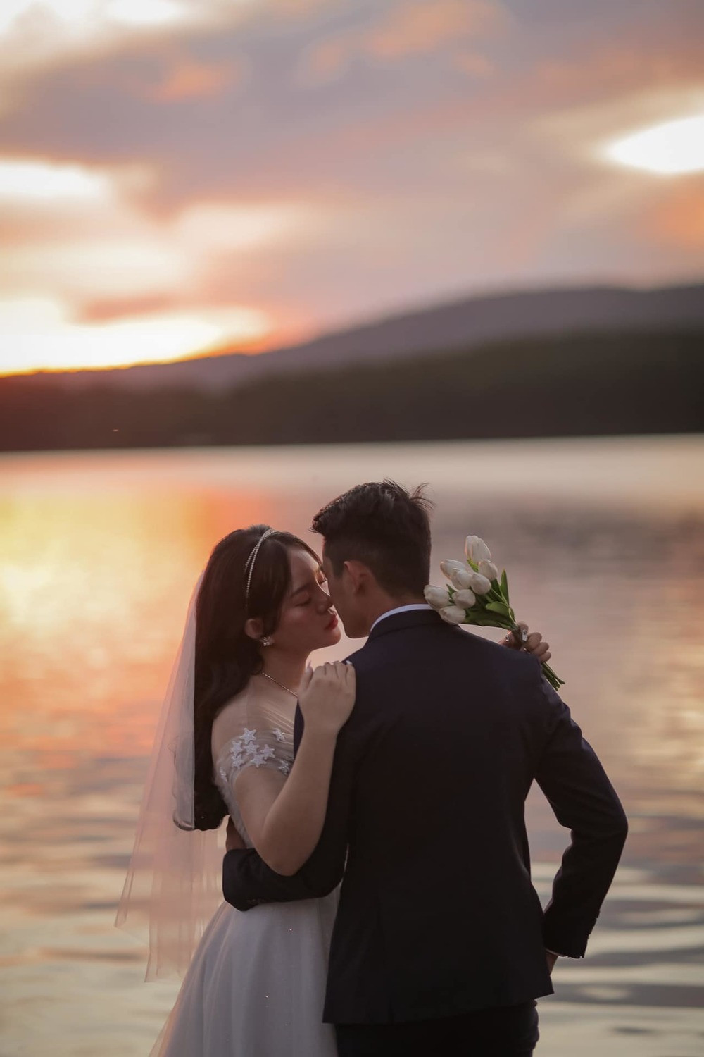 Cô dâu 25 tuổi này cũng cho biết thêm, số quà cưới trên tuy tặng riêng nhưng sẽ được coi là tài sản chung của cả hai. Mẹ cô cũng không có ý kiến gì về việc các con sử dụng quà ra sao.