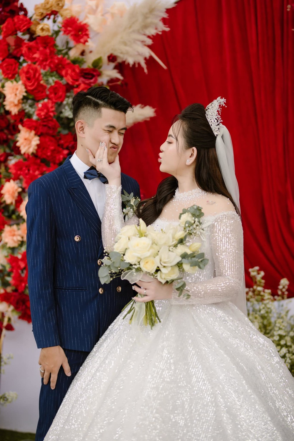 Theo chia sẻ của anh Lê Thành Nhân (23 tuổi, thợ chụp ảnh cho đám cưới của cô dâu Thảo Vy và chú rể Đăng Khoa) cho biết đám cưới có đến 20 người cùng tham gia quay phim, chụp ảnh. Anh và ê kíp đã đi từ Kiên Giang ra Sóc Trăng để chụp hình lễ rước dâu.