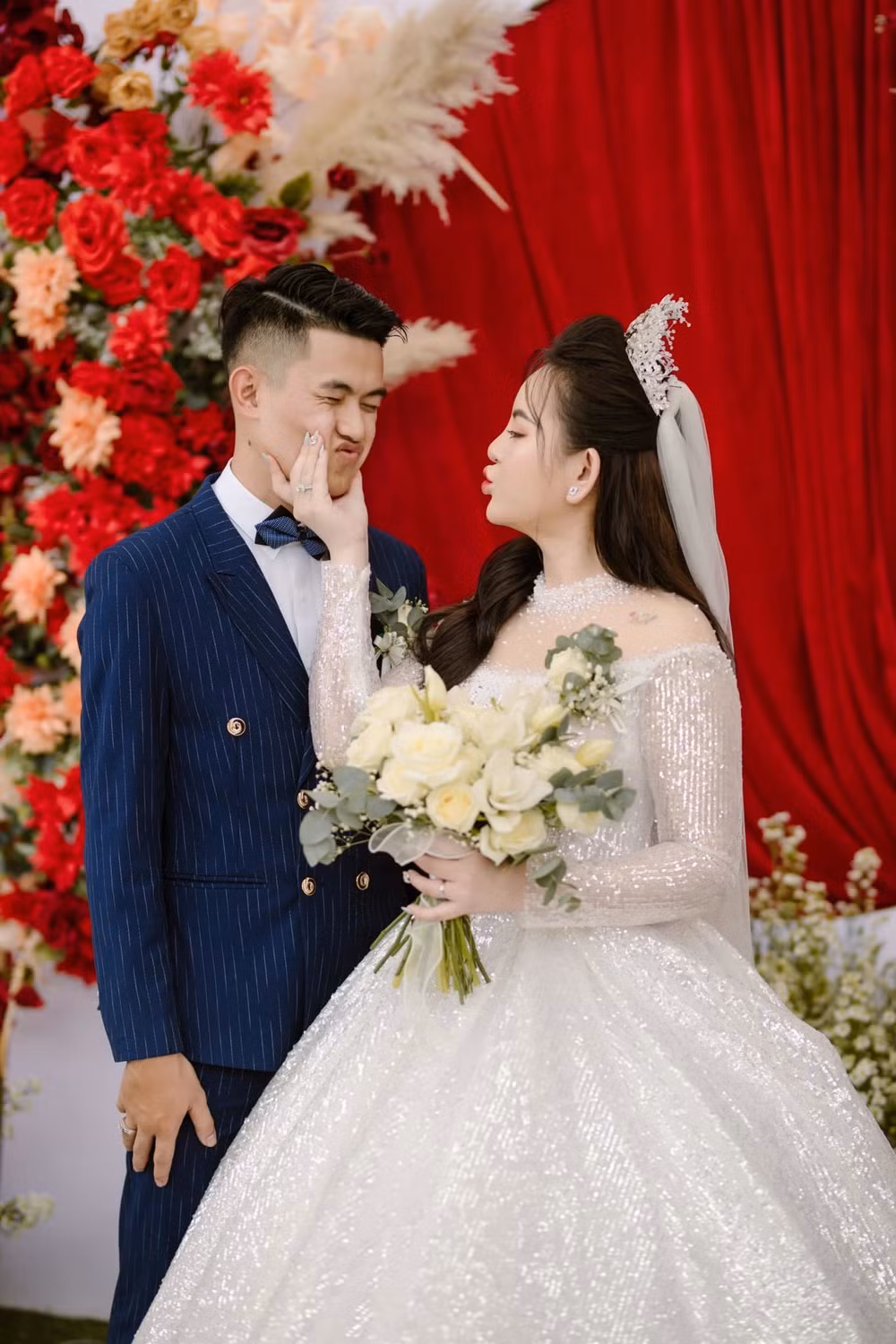 Theo chia sẻ của anh Lê Thành Nhân (23 tuổi, thợ chụp ảnh cho đám cưới của cô dâu Thảo Vy và chú rể Đăng Khoa) cho biết đám cưới có đến 20 người cùng tham gia quay phim, chụp ảnh. Anh và ê kíp đã đi từ Kiên Giang ra Sóc Trăng để chụp hình lễ rước dâu.