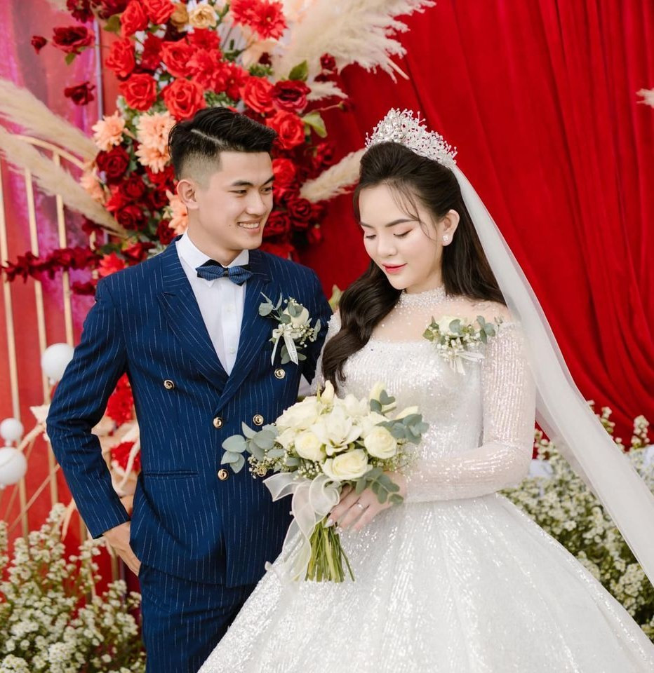 Tuy cô dâu, chú rể được tặng quà riêng, song chúng đều có giá trị rất khủng. Chỉ nghe thôi nhiều người cũng đã ao ước có được.