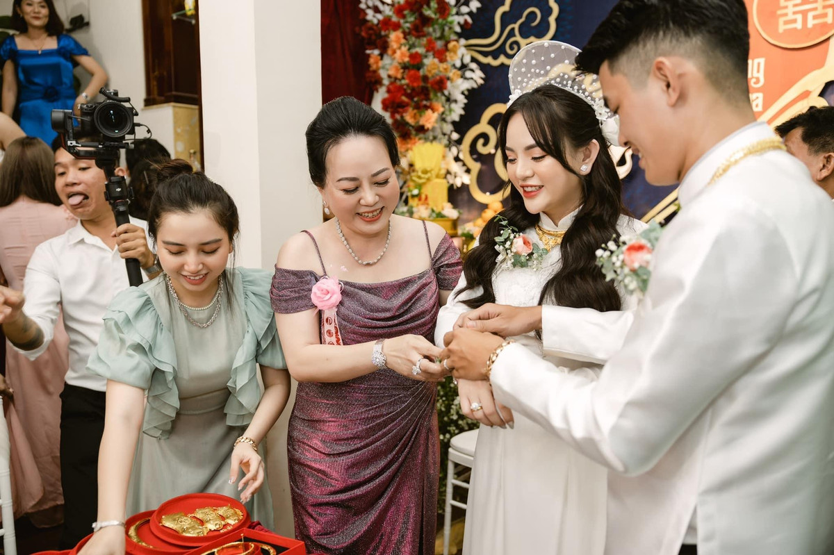 Mẹ cô dâu đứng trước mặt quan khách dõng dạc chia sẻ: "Tặng cho cô dâu Thảo Vy gồm có 1 tỉ tiền mặt. Mẹ cô dâu sẽ tặng cho chú rể một cặp lắc 10 cây và 1 sợi dây chuyền 1 lượng; về phía cô dâu là một cặp lắc 7 cây và 1 chiếc xe Camry. Số lượng vàng hôm nay là 25 lượng”.