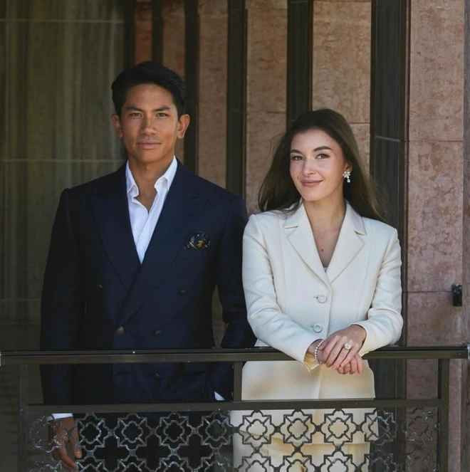 Song, cặp đôi trên đều rất kín tiếng từ khi hẹn hò. Được biết, cả hai đã có thời gian bên cạnh nhau vài năm trước khi chính thức kết hôn. Tuy nhiên, dù không công khai mối quan hệ nhưng cũng không hề che giấu.