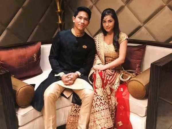 “Nửa kia” của Hoàng tử Brunei cũng sở hữu profile “khủng” khi là cháu gái một cố vấn cấp cao của Quốc vương. Anisha được biết đến là một doanh nhân thành đạt, sở hữu thương hiệu thời trang riêng và đồng sở hữu công ty du lịch Authentirary cùng người bạn của mình.