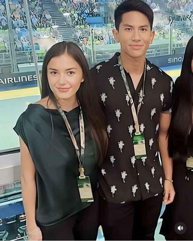 Những khoảnh khắc chung khung hình từ khi còn nhỏ của Hoàng tử Brunei và vợ Anisha cũng được cộng đồng mạng dành nhiều sự quan tâm. Nhiều người cho rằng chuyện tình này đẹp như cổ tích bởi chơi với nhau từ khi còn bé, giờ lại nên duyên vợ chồng.