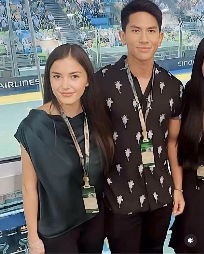 Những khoảnh khắc chung khung hình từ khi còn nhỏ của Hoàng tử Brunei và vợ Anisha cũng được cộng đồng mạng dành nhiều sự quan tâm. Nhiều người cho rằng chuyện tình này đẹp như cổ tích bởi chơi với nhau từ khi còn bé, giờ lại nên duyên vợ chồng.