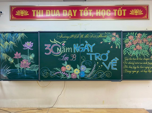 Tuần trước, thầy giáo 8X chụp lại những bức ảnh vẽ trang trí bảng về hoa phượng đỏ, hoa bằng lăng tím với chủ đề “Chia tay mùa Hạ” và đăng tải lên mạng xã hội, thu hút hàng trăm lượt chia sẻ.