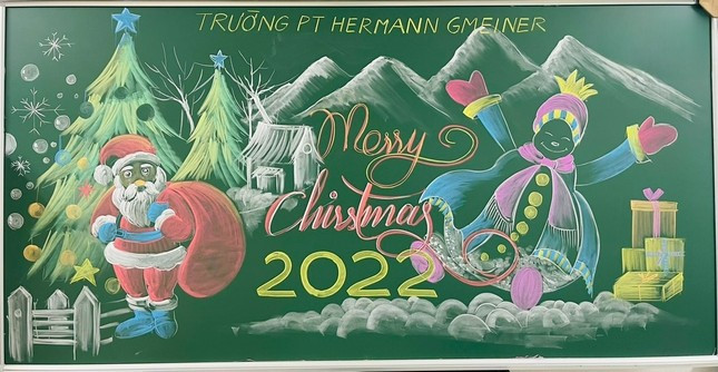 Còn đam mê vẽ trang trí bảng bằng phấn màu, thầy Hạnh bắt đầu theo đuổi cách đây không lâu. Nó xuất phát từ những cuộc họp lớp, họp phụ huynh mà thầy từng tham dự.