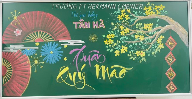 Đồng thời, thầy Hạnh có niềm đam mê dùng phấn màu vẽ tranh và viết chữ trang trí lên bảng, khiến học sinh, cũng như nhiều bạn yêu thích mỹ thuật phải trầm trồ.