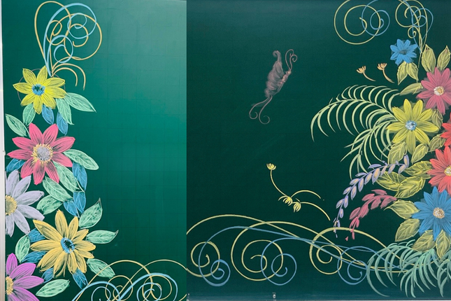 Cứ mỗi dịp khai giảng, chúc mừng Năm mới, lễ Giáng sinh hay đơn giản là sinh nhật của học sinh trong lớp, thầy Hạnh lại thực hiện một tác phẩm. Đến nay, nam giáo viên này lưu giữ hình ảnh của hàng trăm bức tranh trang trí bảng độc đáo do mình vẽ.