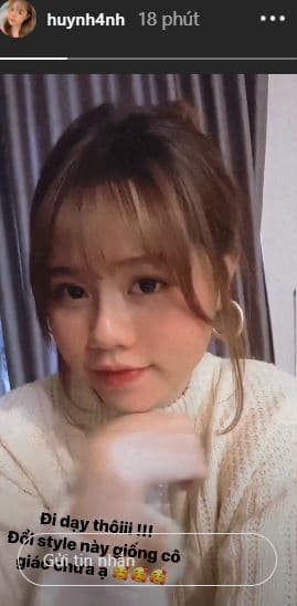 Sau nhiều lần để dân tình tò mò về công việc, cách đây không lâu, bạn gái Quang Hải - Huỳnh Anh tiết lộ mình là một cô giáo thông qua chia sẻ: "Đi dạy thôi, đổi style nhìn đã giống cô giáo chưa ạ?".