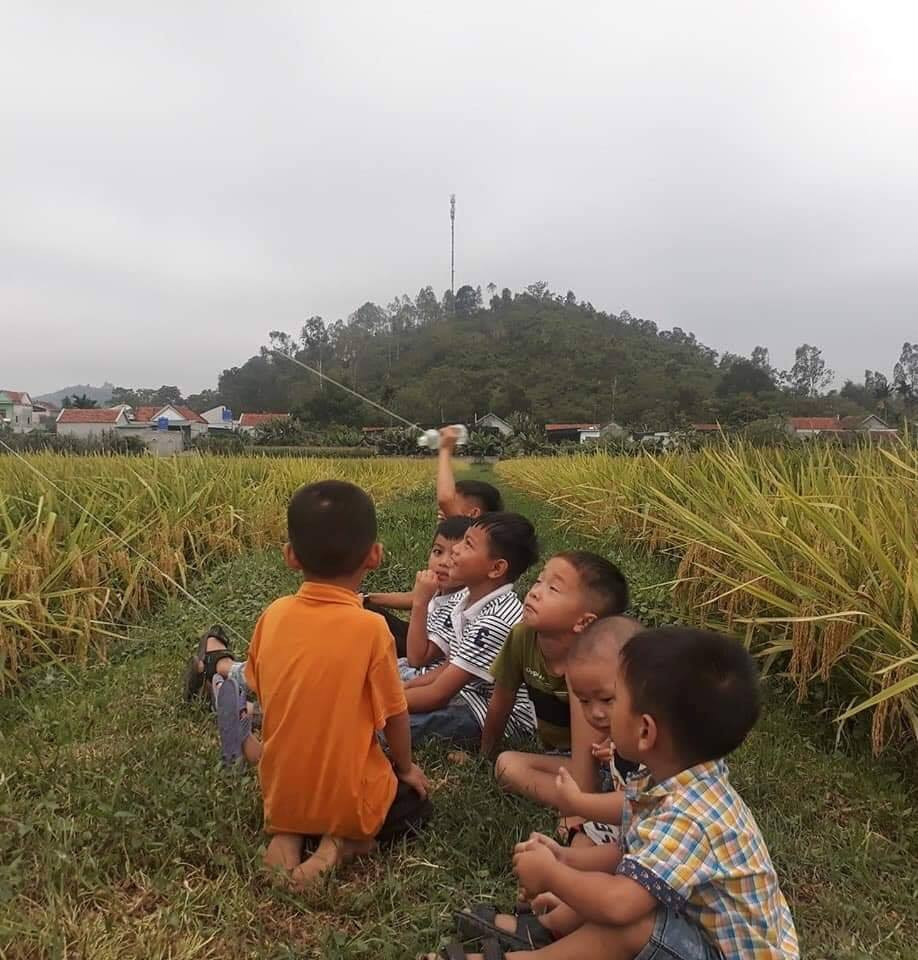 Rồi những buổi chiều hè đầy gió, hội trẻ con của các 9X lại cùng nhau ra đồng để thả diều ngồi hóng mát.