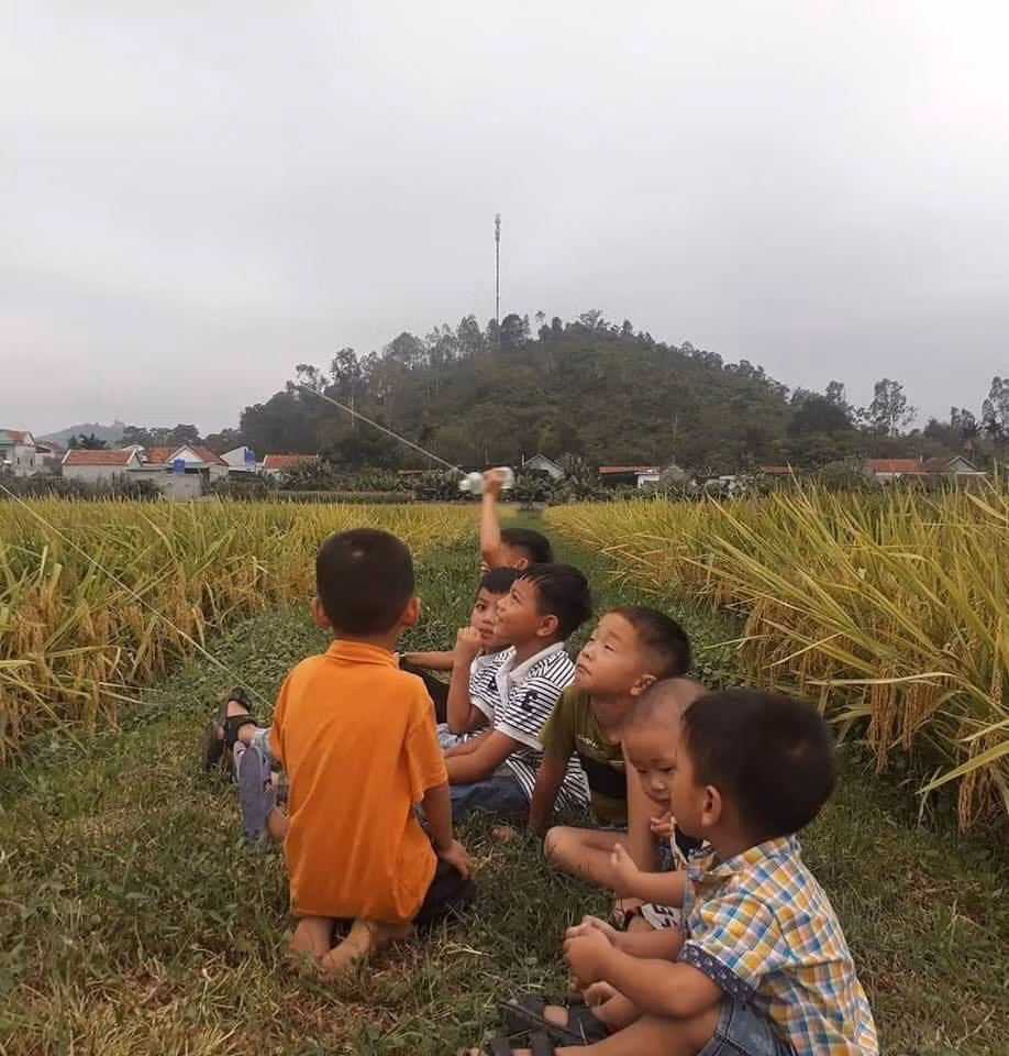 Rồi những buổi chiều hè đầy gió, hội trẻ con của các 9X lại cùng nhau ra đồng để thả diều ngồi hóng mát.