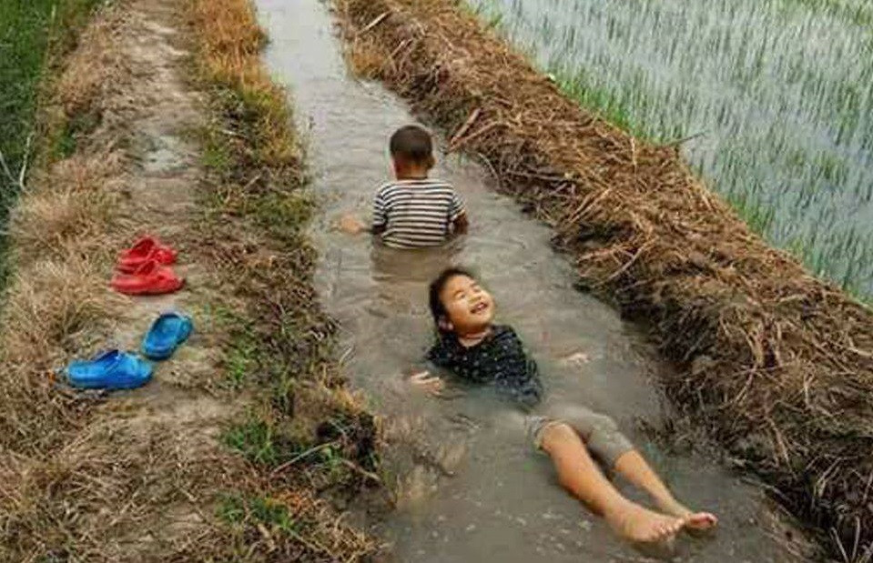 Dù không có smartphone, máy vi tính, internet cũng là một thứ đắt đỏ, ký ức tuổi thơ trong mùa hè của thế hệ 9X vẫn ngập tràn niềm vui và chẳng bao giờ thiếu tiếng cười giòn giã.