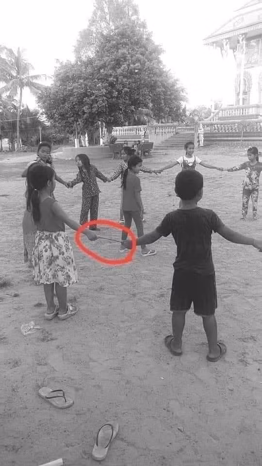 Con trai chơi với nhau mãi thì cũng chán, các chang trai năm ấy thuộc thế hệ 9X cũng rất chịu khó chơi cùng hội con gái ở sân kho hay trước cổng đình.