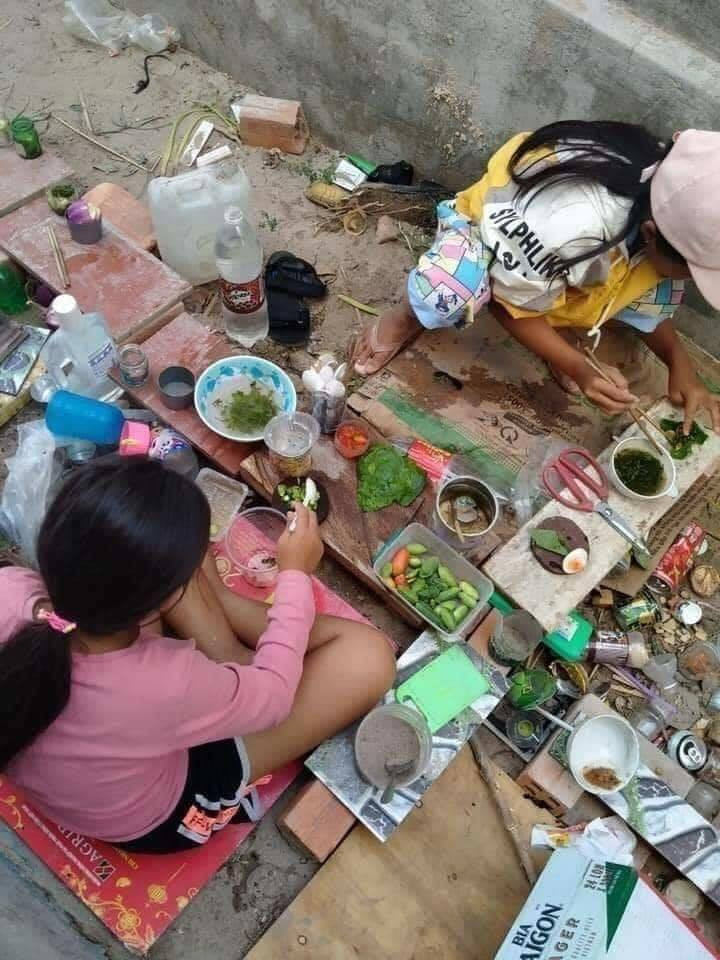 Con trai thế hệ 9X nghỉ hè thì đi trèo cây hái quả, đi thả diều, tắm sông. Còn con gái thì hết nhảy dây, chơi chuyền thì quay sang chơi nấu ăn, đồ hàng/