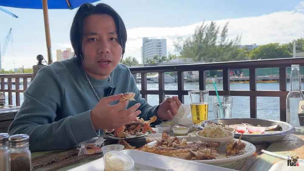 Không còn mái tóc dài lãng tử, Khoa Pug đã quyết định tút tát lại "nhan sắc" bằng việc cắt tóc.