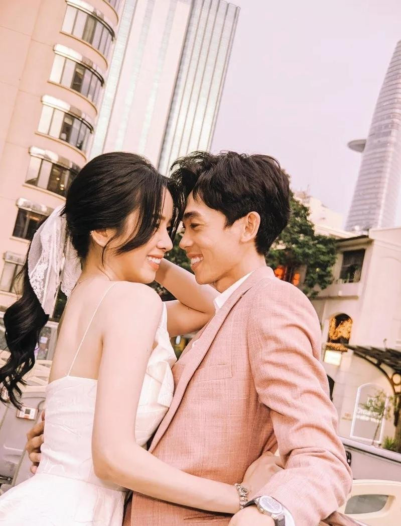 Phía dưới những hành động này, dân tình đã để lại rất nhiều bình luận lo lắng và nghi ngại chuyện lại có thêm một cặp đôi nữa đã "toang" trong những ngày đầu năm 2021.