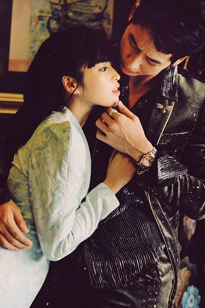 Không dừng lại ở đó, Khánh Vân và Tuấn Trần còn liên tục đăng một bộ ảnh cực tình tứ để đánh dấu sự kết hợp thành công sau khi phim đóng máy. Bộ ảnh khiến dân tình nhanh chóng đồn đoán cặp đôi đã "phim giả, tình thật".