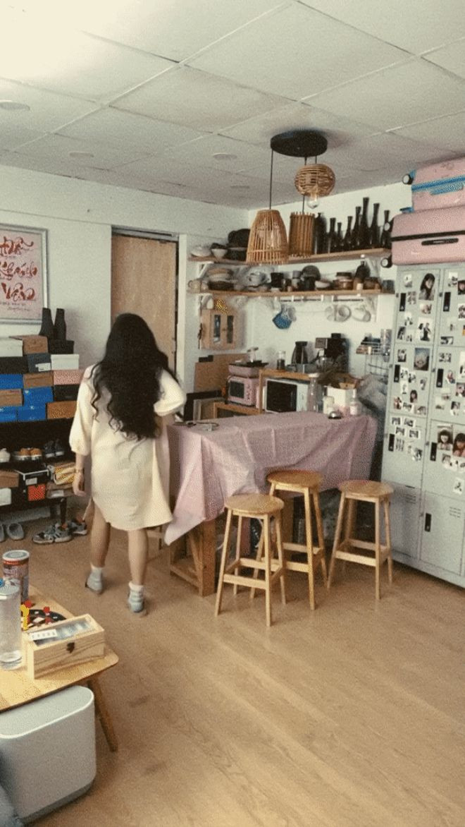 Tuy nhiên, sự phóng khoáng của nữ diễn viên Mắt Biếc nhận về bình luận không hay khi bị cho rằng không gian sống này quá lộn xộn, bừa bộn và thậm chí là... bẩn.