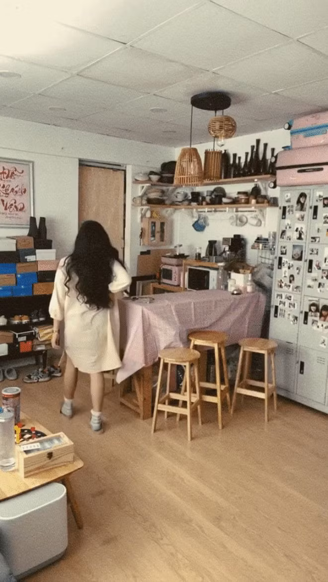 Tuy nhiên, sự phóng khoáng của nữ diễn viên Mắt Biếc nhận về bình luận không hay khi bị cho rằng không gian sống này quá lộn xộn, bừa bộn và thậm chí là... bẩn.