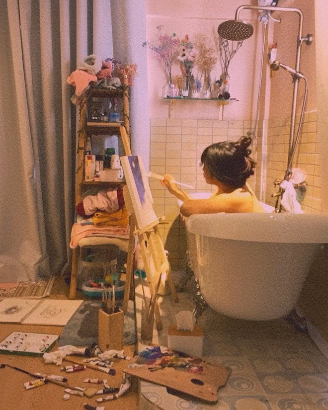 Với style thoải mái, vui vẻ của Khánh Vân, chẳng có gì lạ khi cô nàng lựa chọn ở trong một căn phòng kiểu vintage khá ấm áp cùng những món đồ được bày biện.