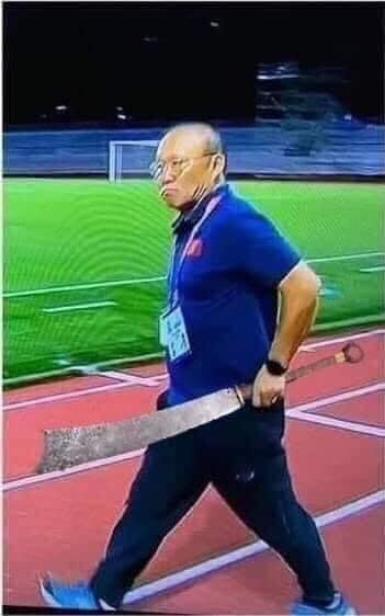 Gay gắt hơn, dân mạng còn chế ảnh HLV Park Hang Seo còn mang cả "vũ khí" để trừng trị những kẻ nào dám giỡn mặt.