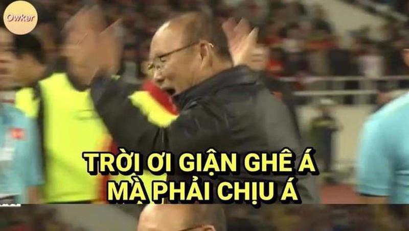 "Giận ghê mà phải chịu thua ông trọng tài"... biểu cảm của HLV Park Hang Seo từng xuất hiện trong trận đấu của đội tuyển Việt Nam.