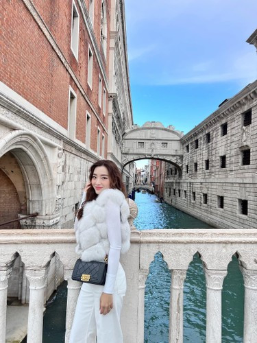 Chẳng những sở hữu nhan sắc xinh đẹp, Ngọc Lan còn gây ấn tượng bởi vóc dáng thon gọn dù đã trải qua 2 lần sinh.