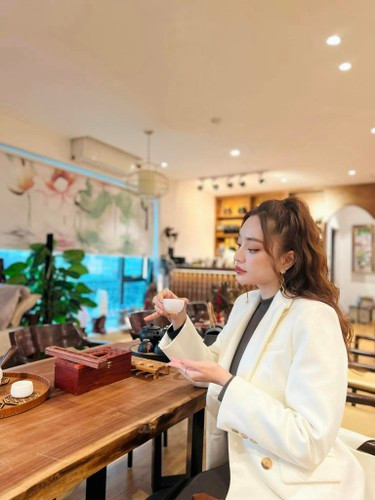 Không chỉ được mẹ chồng quan tâm, thấu hiểu, Ngọc Lan và mẹ chồng còn vô cùng "hợp cạ", thường thảo luận, cùng xem clip về các cách làm đẹp cũng như đi spa với nhau.