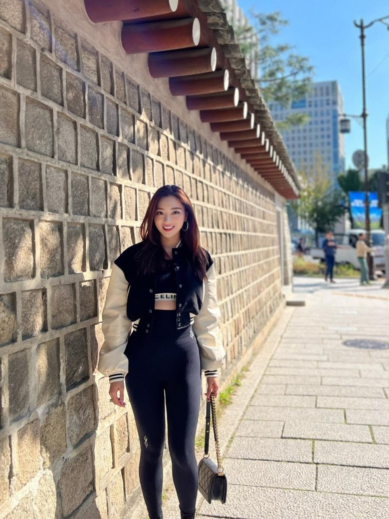 Ngọc Lan chia sẻ: “Mình không biết phải làm sao. Thế nhưng anh nhà đã động viên mình rất nhiều, là hai đứa cũng đến lúc tiến tới mối quan hệ lâu dài và sẵn sàng làm bố mẹ rồi. Thế nên mình quyết định sinh bé. Lần đầu làm mẹ, mình cảm thấy bản thân còn rất trẻ, chỉ mới 23 tuổi thôi và chưa có nhiều kinh nghiệm”.