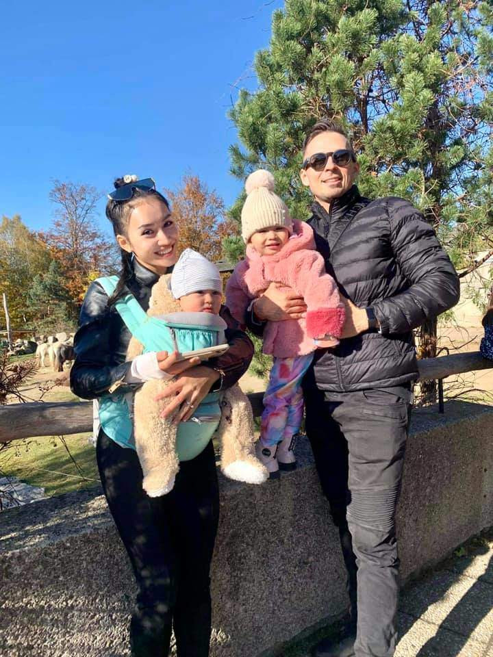 Còn quá trẻ nhưng chị Lan đã dám nghỉ công việc bao người mơ ước để trở về vun vén, xây dựng gia đình. Đây là quyết định táo bạo, sự hi sinh mà chẳng phải người nào cũng dũng cảm thực hiện.