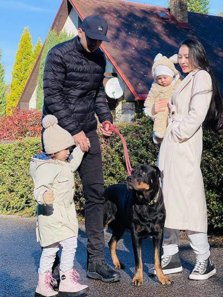 Lúc đấy cựu nữ tiếp viên hàng không xinh đẹp khá bỡ ngỡ và ngại nhưng vì muốn lưu giữ kỷ niệm ngày sinh bé nên đã đồng ý.