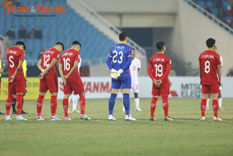 Trước đó, trong các trận đấu tại AFF CUP 2022, các đội tuyển ở khu vực ĐNÁ đã dành 1 phút mặc niệm trước trận để tưởng nhớ về "Vua bóng đá" Pele.