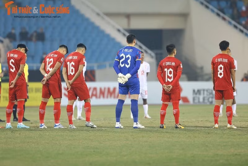 Trước đó, trong các trận đấu tại AFF CUP 2022, các đội tuyển ở khu vực ĐNÁ đã dành 1 phút mặc niệm trước trận để tưởng nhớ về "Vua bóng đá" Pele.