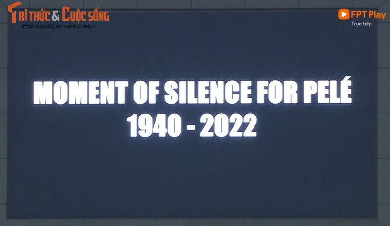 Dòng tưởng niệm Pele được hiện ở màn hình lớn ở SVĐ Mỹ Đình.